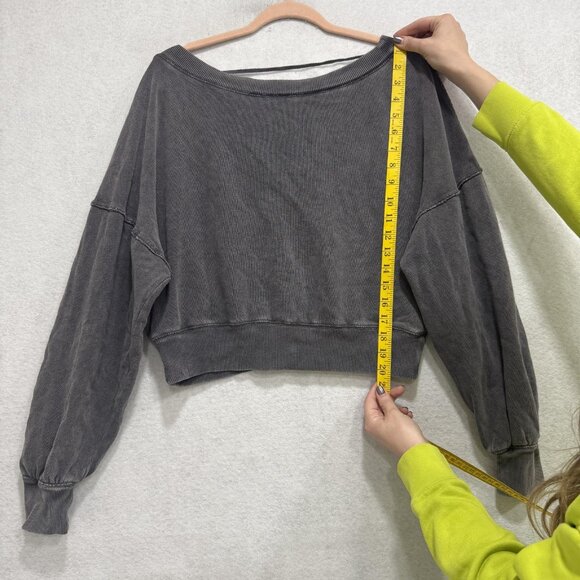 Free People Sweatshirt Womens XS Gray Cropped Deep V Back Boat Neck Pullover - Picture 3 of 10